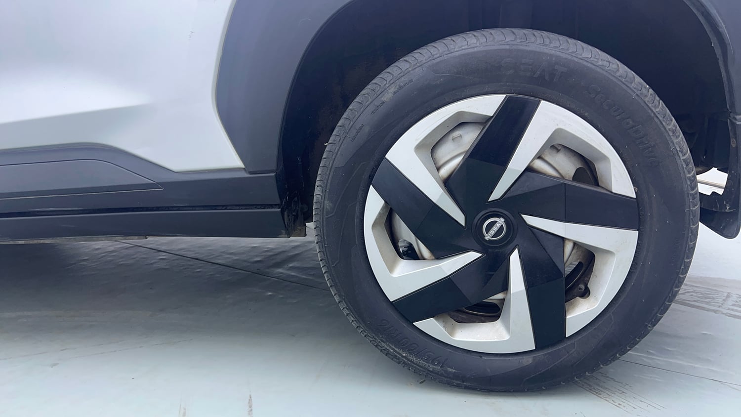 Used 2023 Nissan Magnite XE Petrol Manual tyres LEFT REAR TYRE RIM VIEW