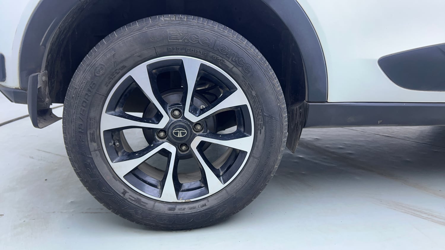 Used 2021 Tata Nexon XZA Plus Dual Tone Petrol Automatic tyres RIGHT REAR TYRE RIM VIEW