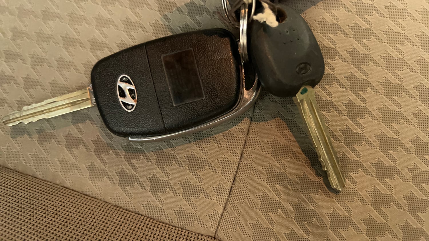 Used 2019 Hyundai Elite i20 Sportz Plus 1.2 CVT Petrol Automatic extra CAR KEY VIEW