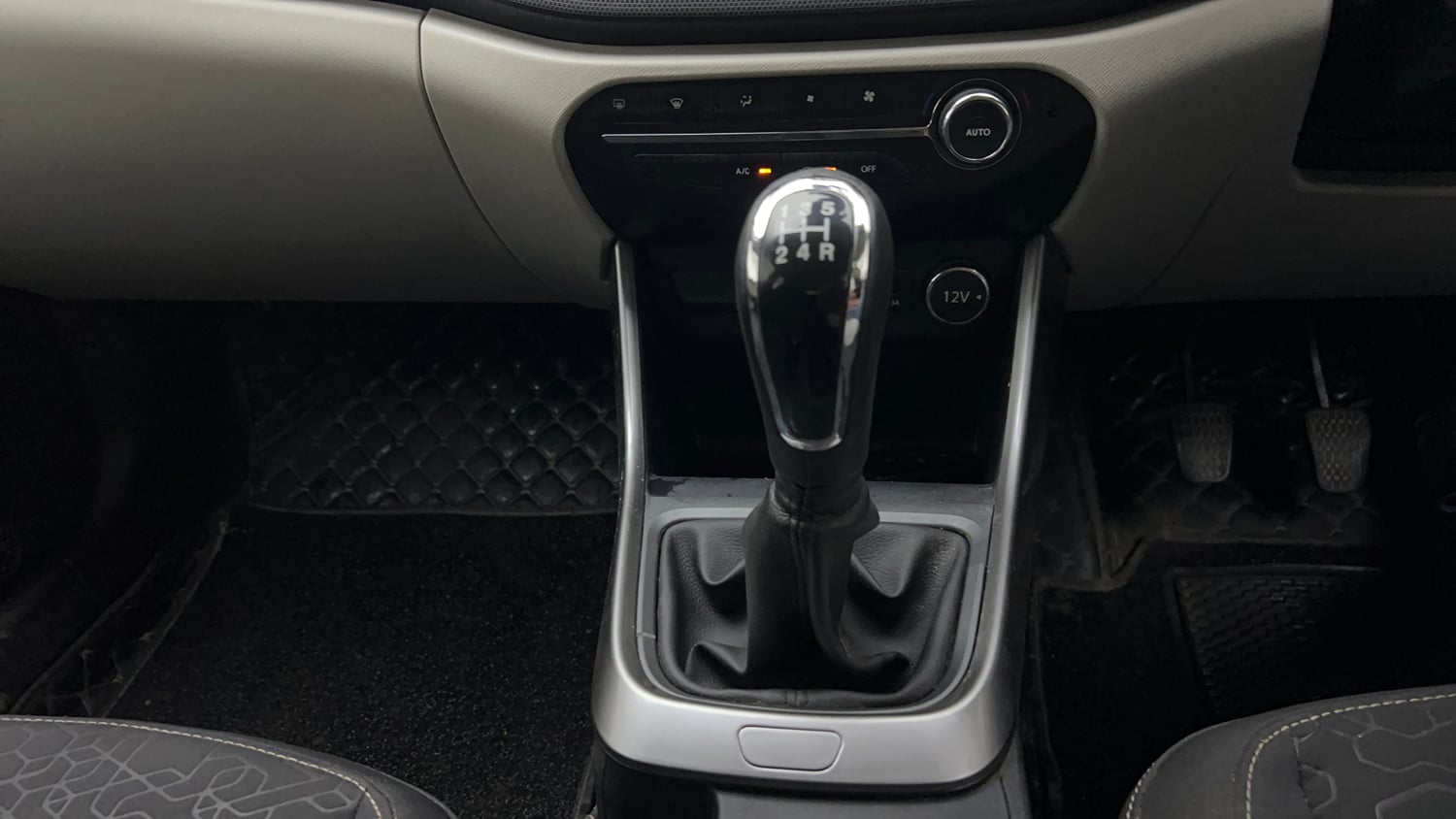 Used 2024 Tata Altroz XZ iCNG Cng Manual interior GEAR  KNOB VIEW