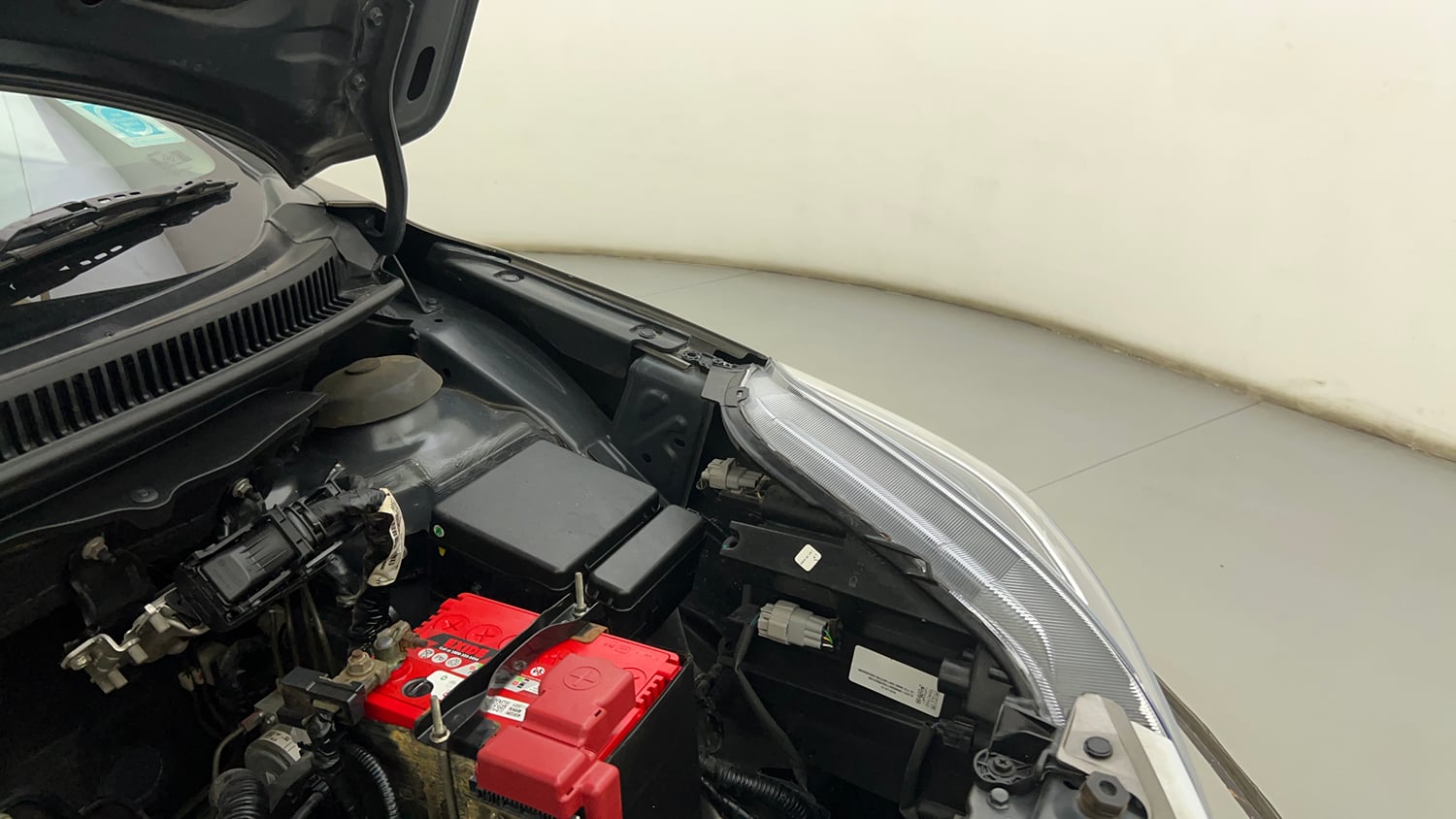 Used 2020 Maruti Suzuki Baleno Delta Petrol Manual engine ENGINE LEFT SIDE HINGE & APRON VIEW
