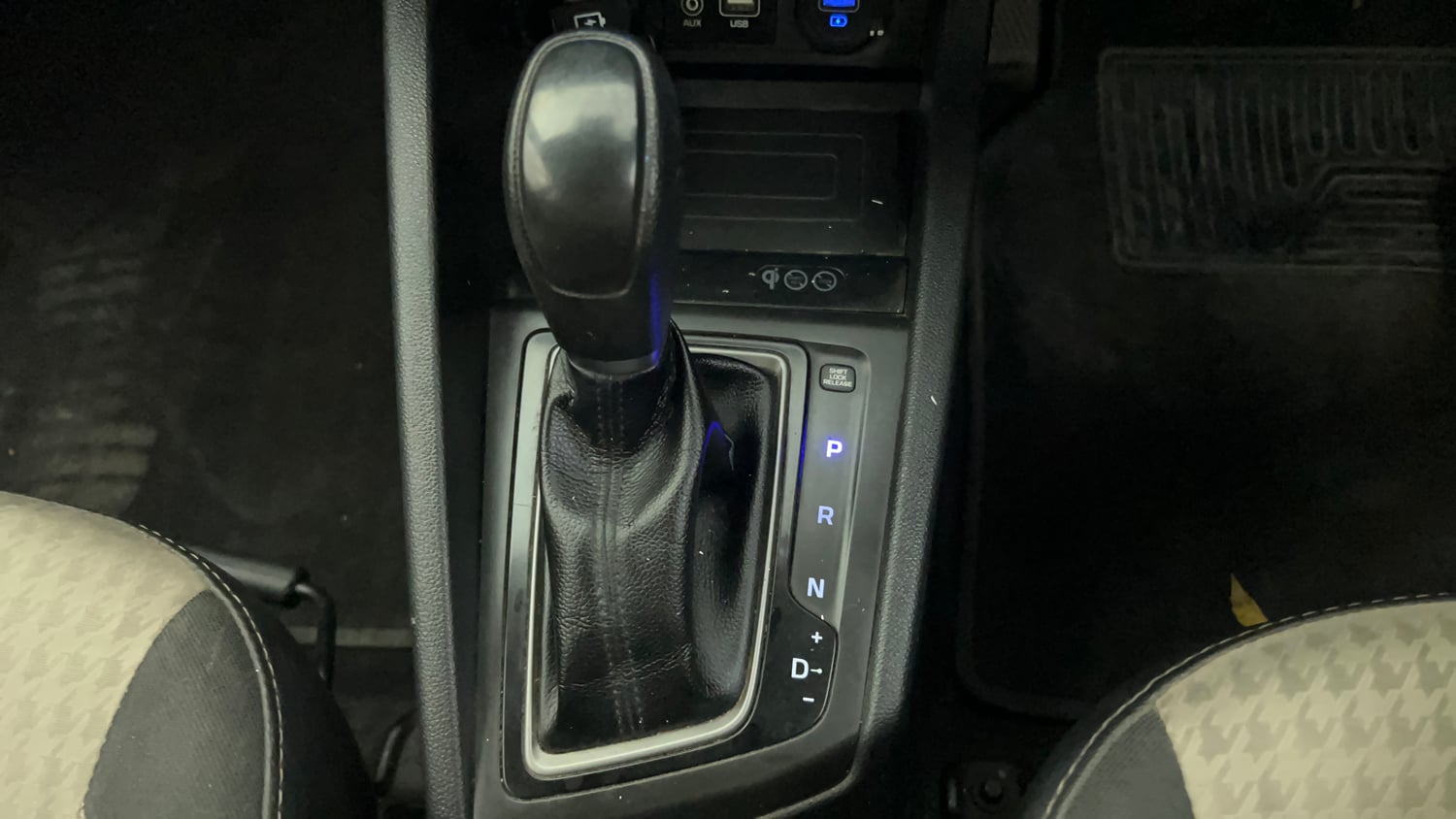 Used 2019 Hyundai Elite i20 Sportz Plus 1.2 CVT Petrol Automatic interior GEAR  KNOB VIEW