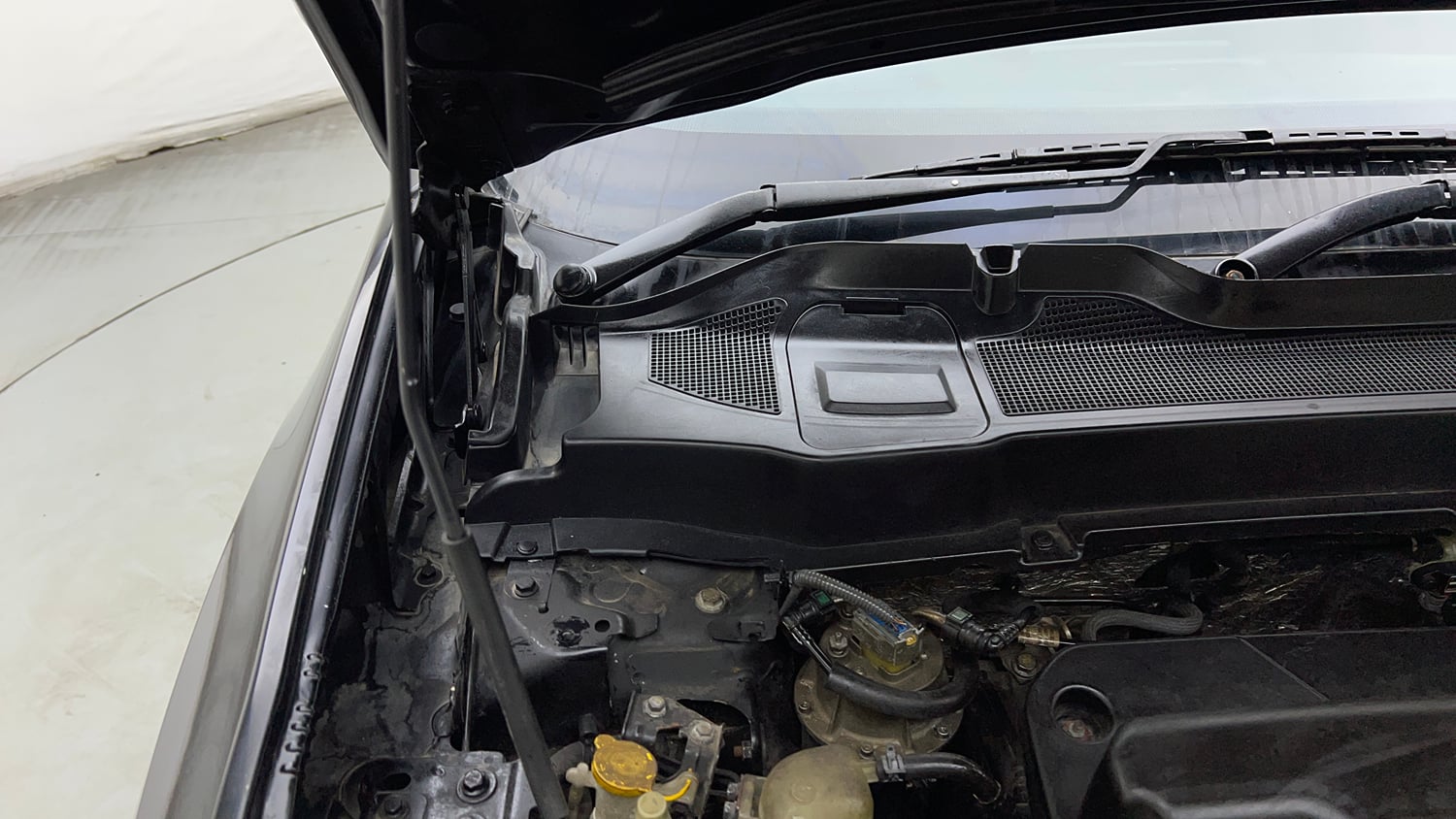 Used 2022 Tata Harrier XTA Plus Dark Edition Diesel Automatic engine ENGINE RIGHT SIDE HINGE & APRON VIEW