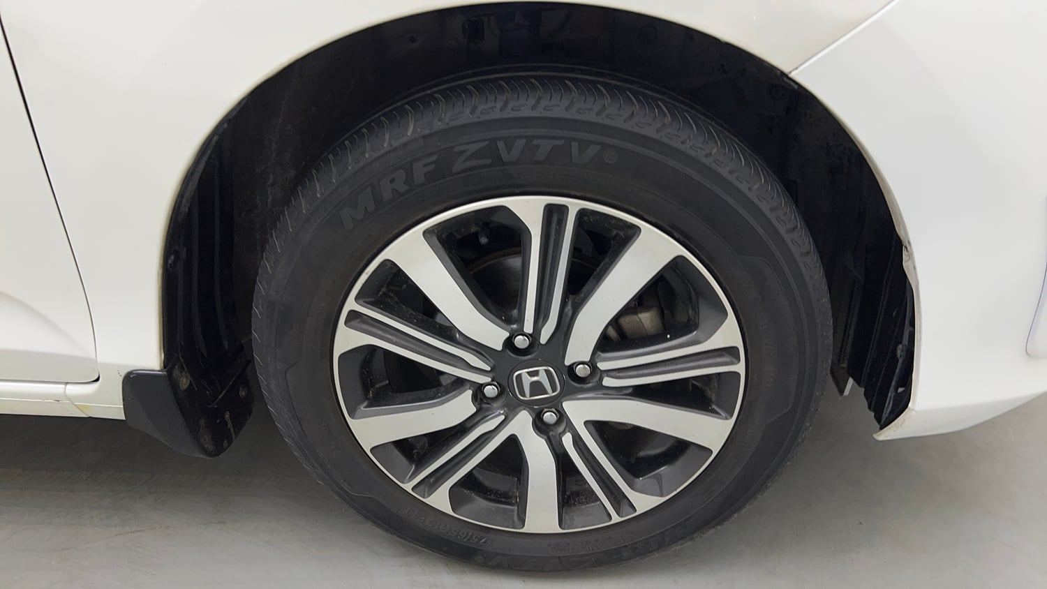 Used 2022 Honda Amaze VX CVT 1.2 Petrol Petrol Automatic tyres RIGHT FRONT TYRE RIM VIEW