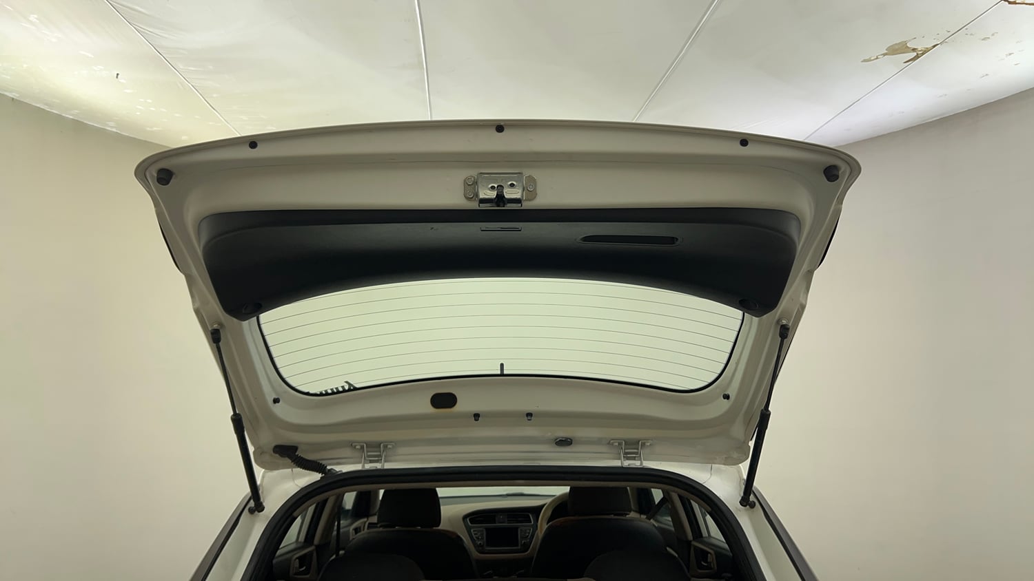Used 2019 Hyundai Elite i20 Sportz Plus 1.2 CVT Petrol Automatic interior DICKY DOOR OPEN VIEW