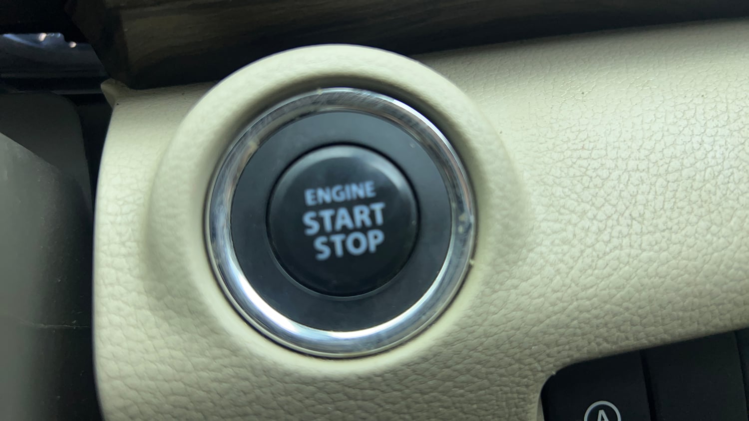 Used 2021 Maruti Suzuki New Ertiga ZXi AT Petrol Automatic top_features Keyless start
