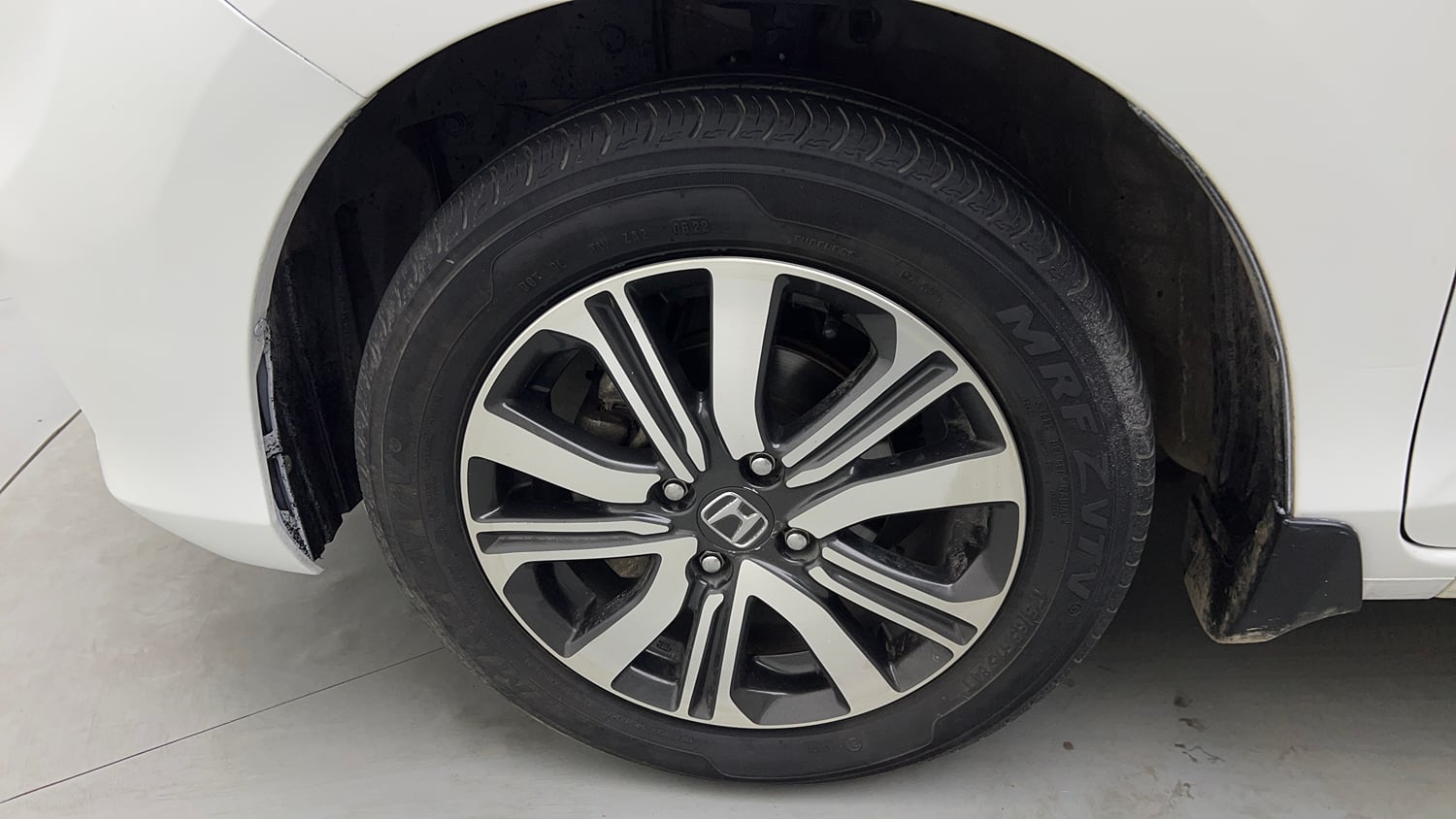 Used 2022 Honda Amaze VX CVT 1.2 Petrol Petrol Automatic tyres LEFT FRONT TYRE RIM VIEW