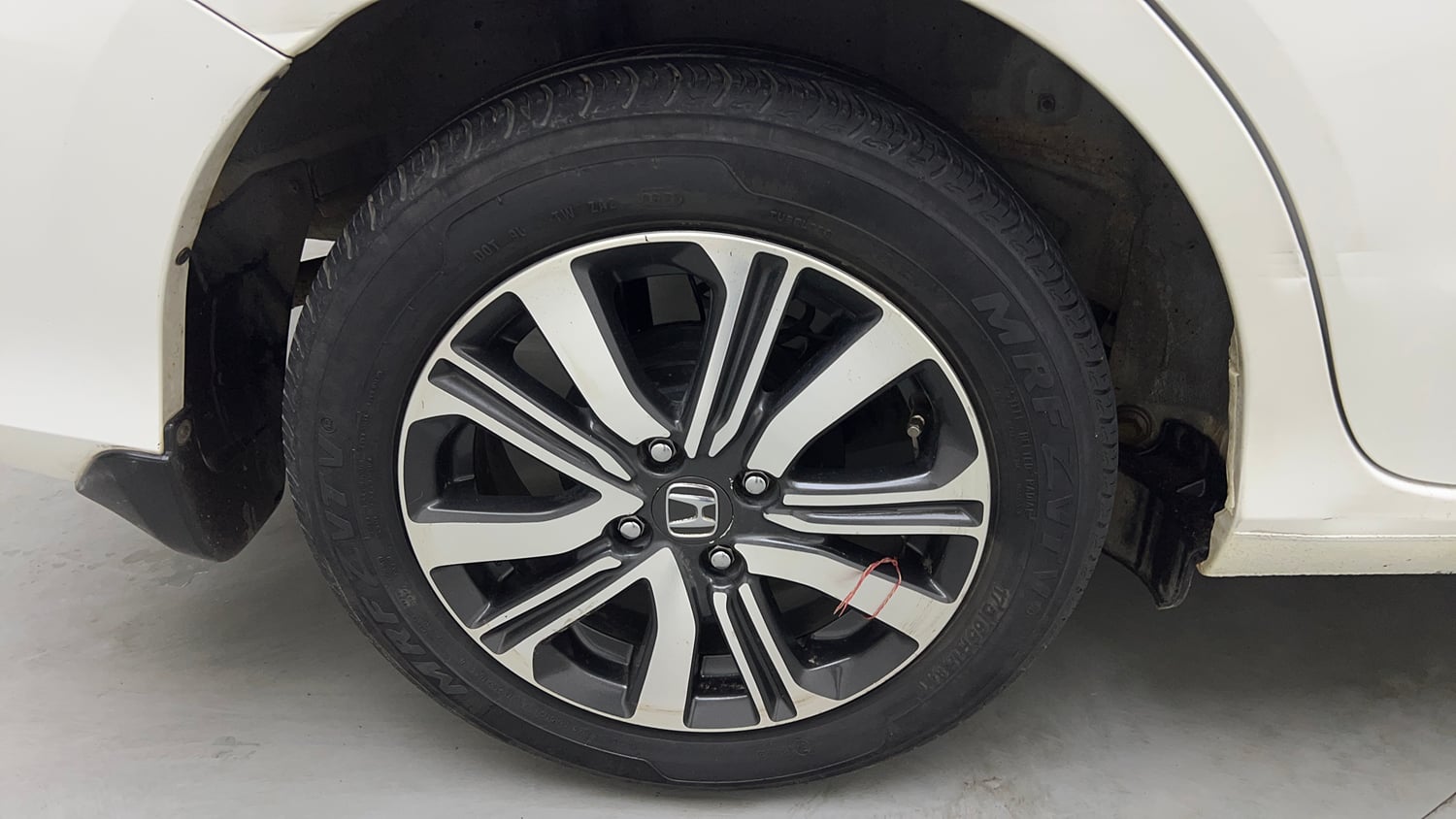 Used 2022 Honda Amaze VX CVT 1.2 Petrol Petrol Automatic tyres RIGHT REAR TYRE RIM VIEW