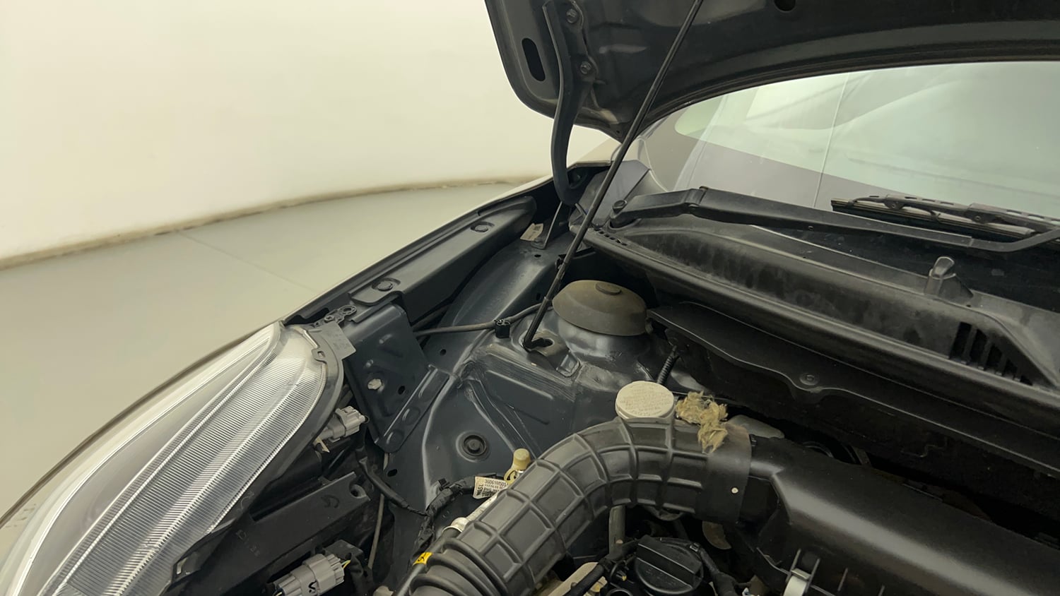 Used 2020 Maruti Suzuki Baleno Delta Petrol Manual engine ENGINE RIGHT SIDE HINGE & APRON VIEW