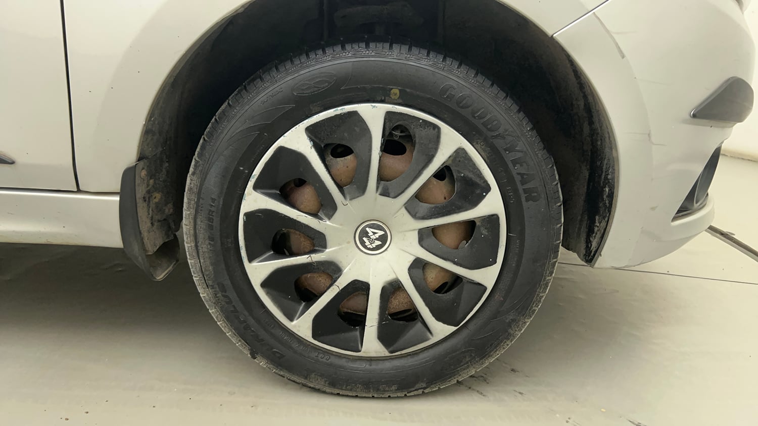 Used 2018 Tata Tigor Revotron XT Petrol Manual tyres RIGHT FRONT TYRE RIM VIEW