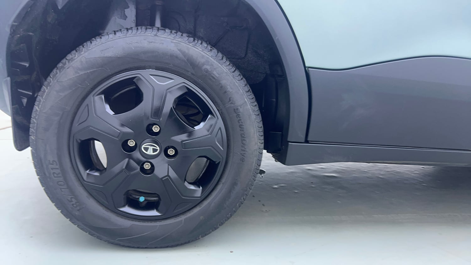 Used 2023 Tata Punch Accomplished AMT Petrol Automatic tyres RIGHT REAR TYRE RIM VIEW