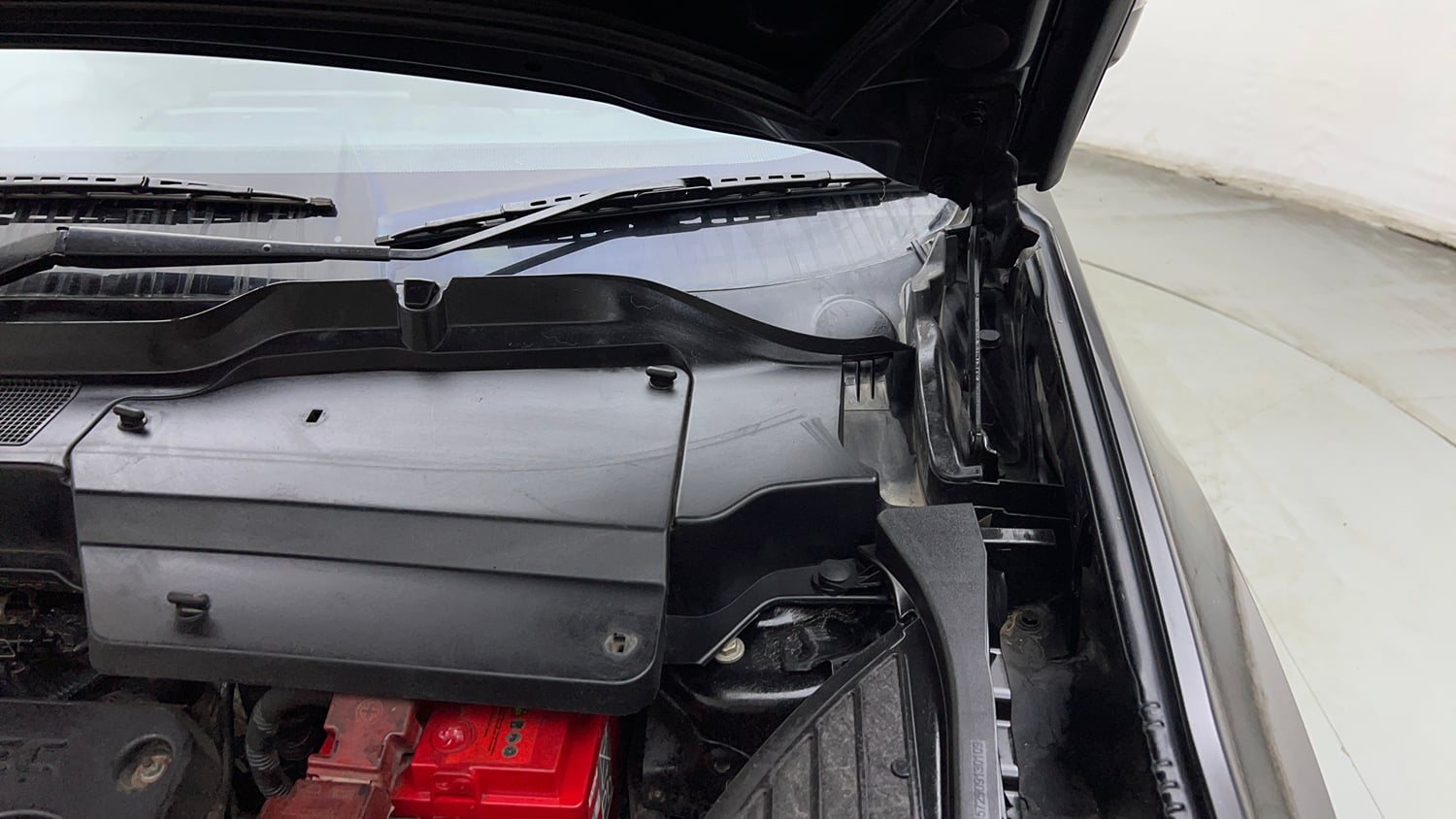 Used 2022 Tata Harrier XTA Plus Dark Edition Diesel Automatic engine ENGINE LEFT SIDE HINGE & APRON VIEW