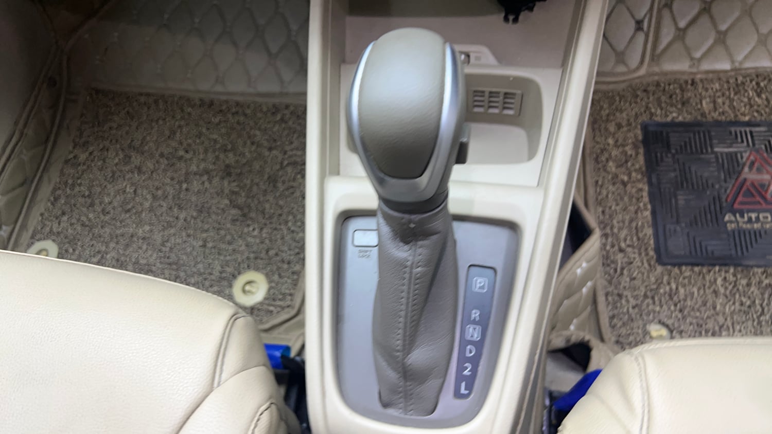 Used 2021 Maruti Suzuki New Ertiga ZXi AT Petrol Automatic interior GEAR  KNOB VIEW