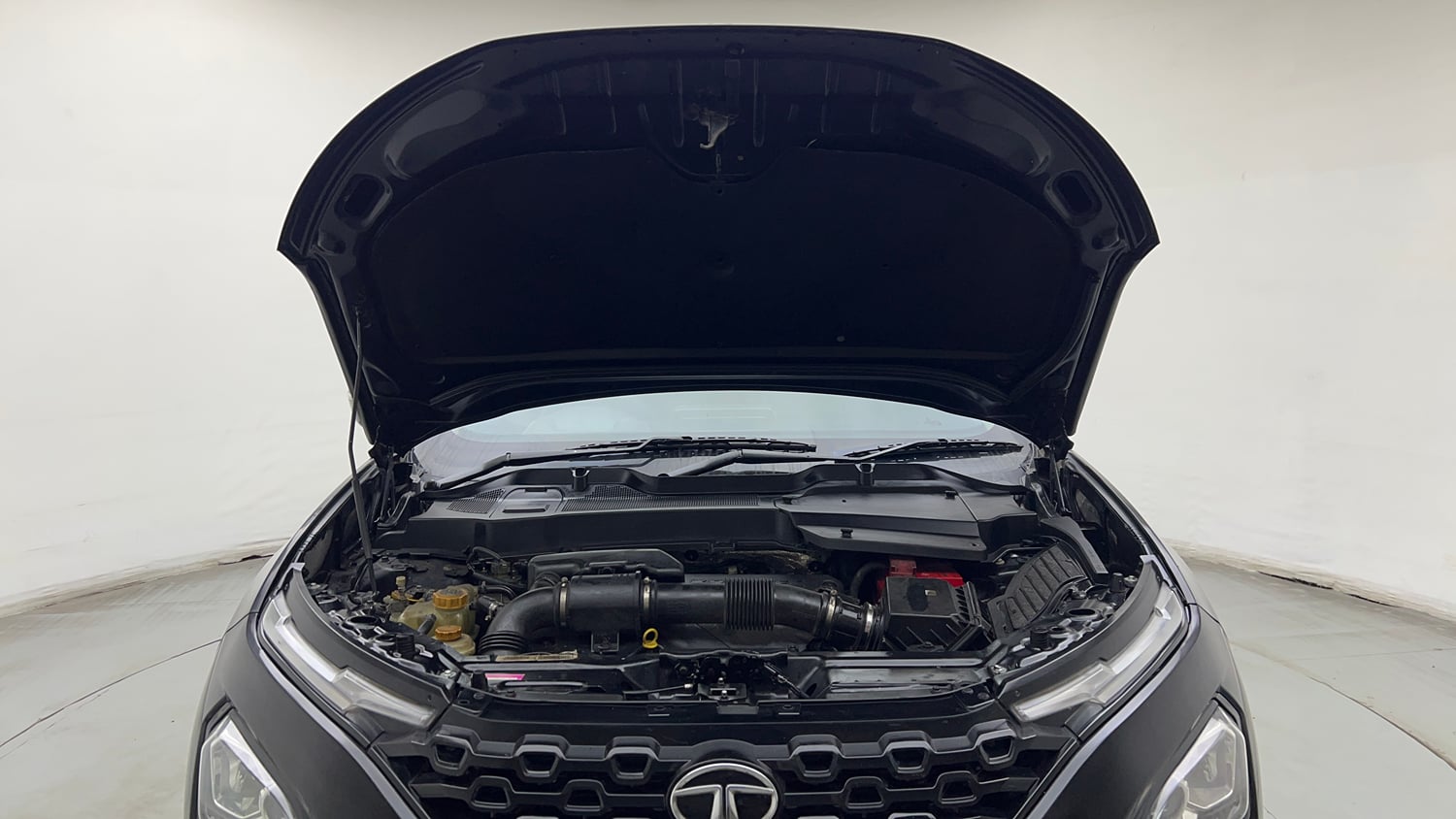 Used 2022 Tata Harrier XTA Plus Dark Edition Diesel Automatic engine ENGINE & BONNET OPEN FRONT VIEW