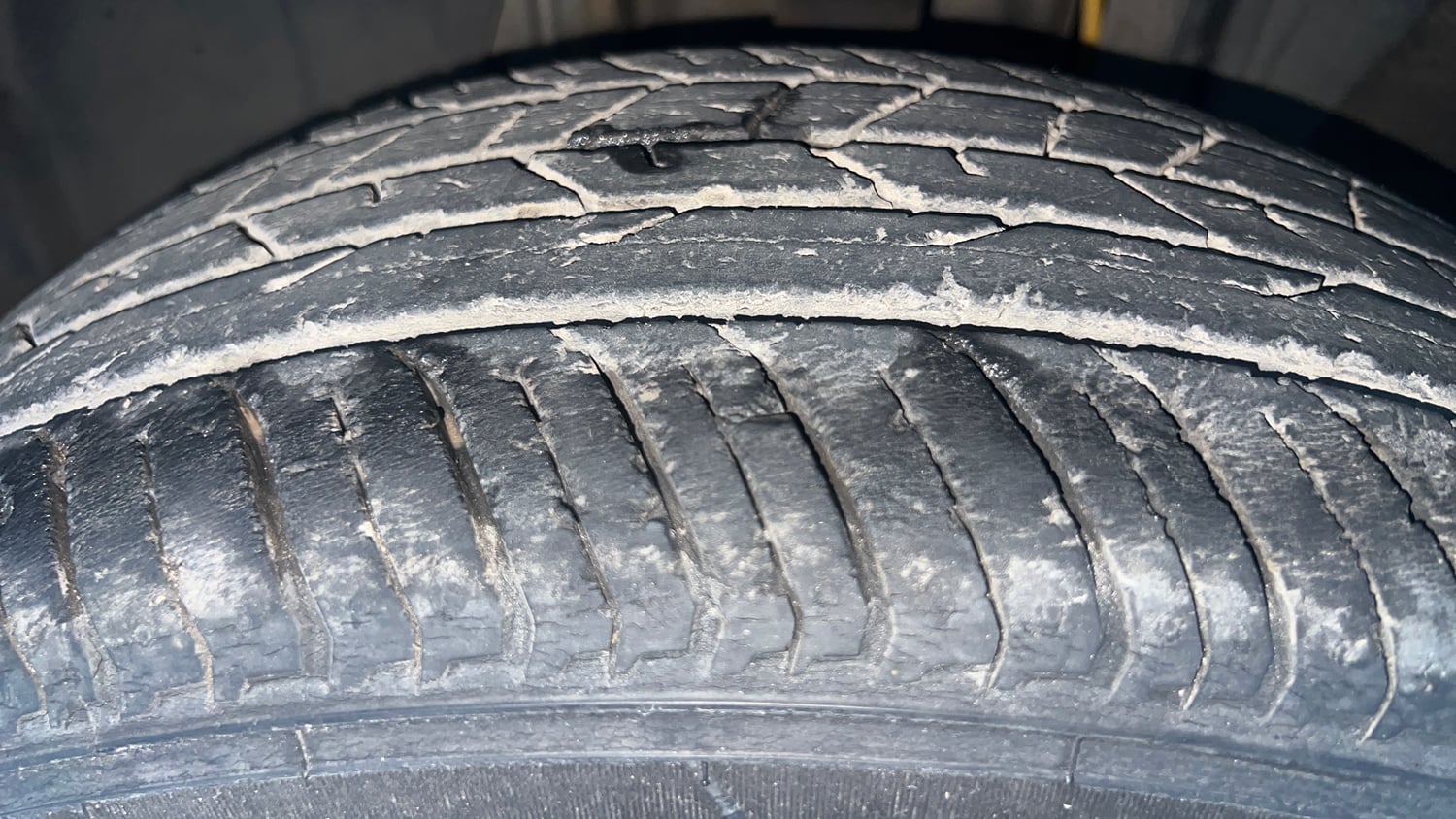 Used 2023 Nissan Magnite XE Petrol Manual tyres LEFT FRONT TYRE TREAD VIEW
