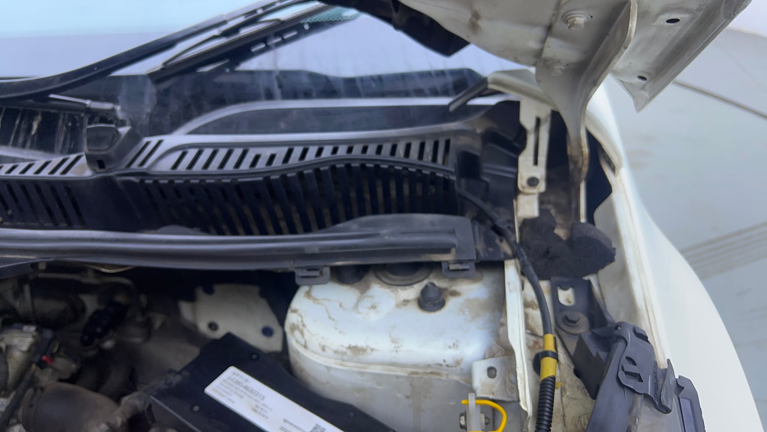 Used 2021 Tata Nexon XZA Plus Dual Tone Petrol Automatic engine ENGINE LEFT SIDE HINGE & APRON VIEW