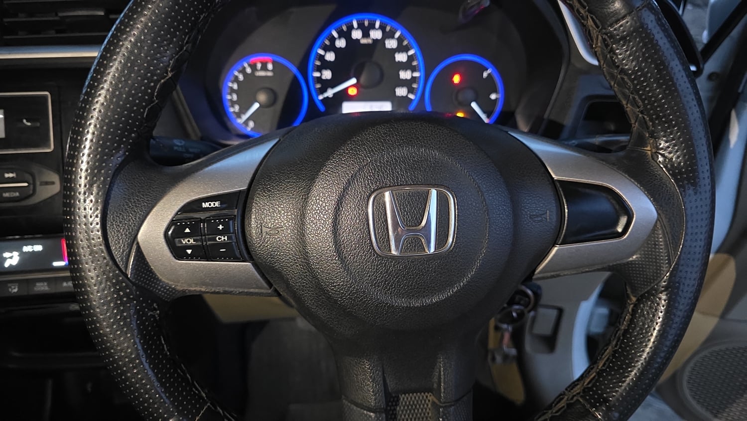 Used 2016 Honda Amaze 1.2 S i-VTEC Petrol Manual top_features Steering mounted controls