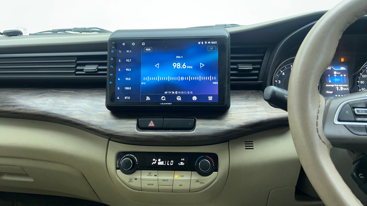 Used 2021 Maruti Suzuki New Ertiga ZXi AT Petrol Automatic top_features Integrated (in-dash) music system