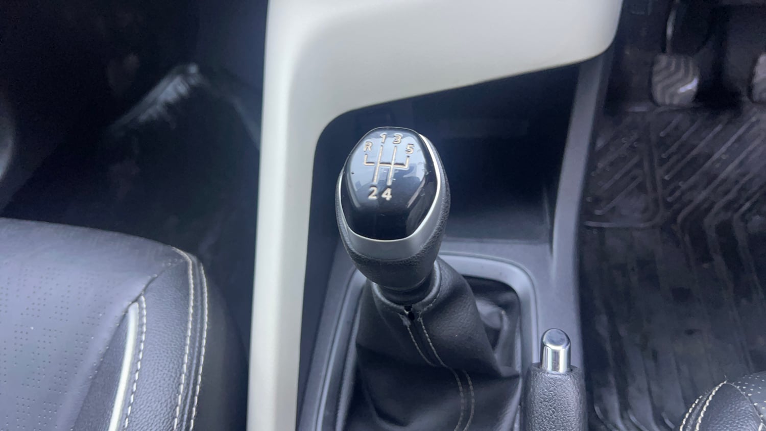 Used 2023 Nissan Magnite XE Petrol Manual interior GEAR  KNOB VIEW
