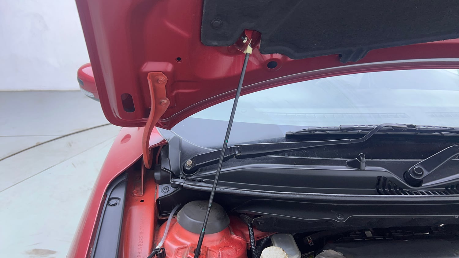 Used 2021 Maruti Suzuki Baleno Zeta Petrol Manual engine ENGINE RIGHT SIDE HINGE & APRON VIEW