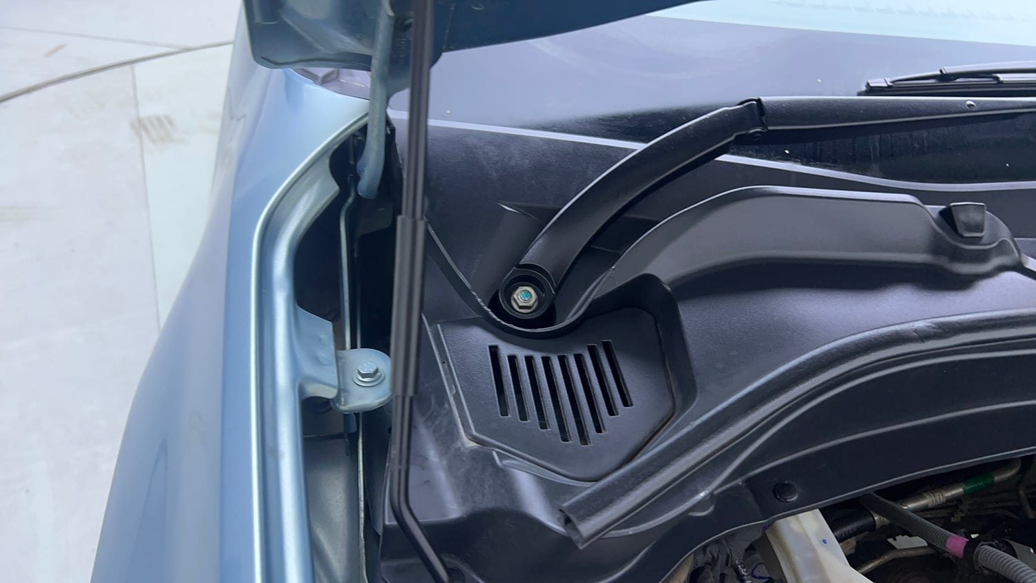 Used 2023 Tata Punch Accomplished AMT Petrol Automatic engine ENGINE RIGHT SIDE HINGE & APRON VIEW