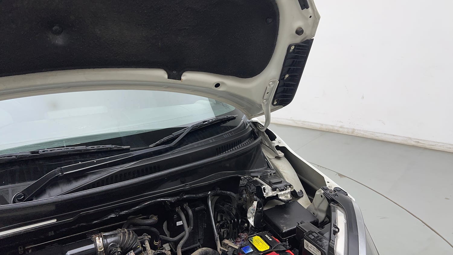 Used 2023 Maruti Suzuki Ignis Zeta 1.2 MT Petrol Manual engine ENGINE LEFT SIDE HINGE & APRON VIEW