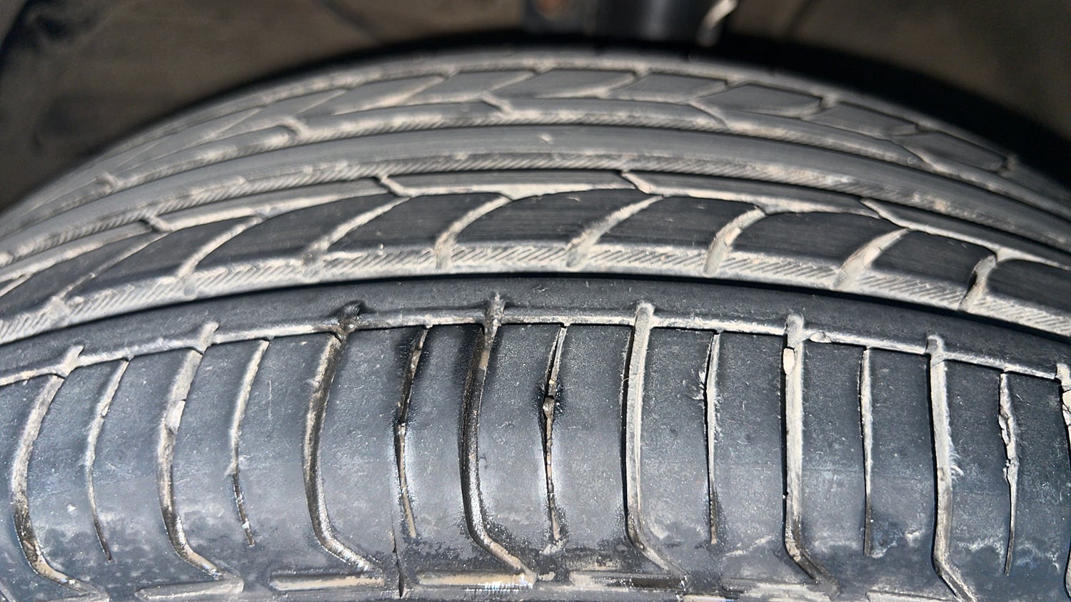 Used 2021 Maruti Suzuki New Ertiga ZXi AT Petrol Automatic tyres LEFT FRONT TYRE TREAD VIEW
