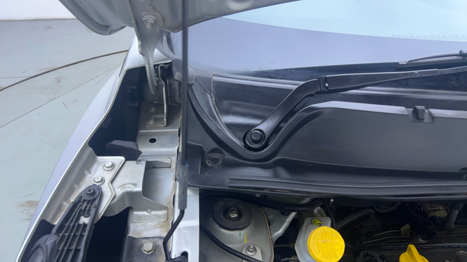 Used 2023 Nissan Magnite XE Petrol Manual engine ENGINE RIGHT SIDE HINGE & APRON VIEW