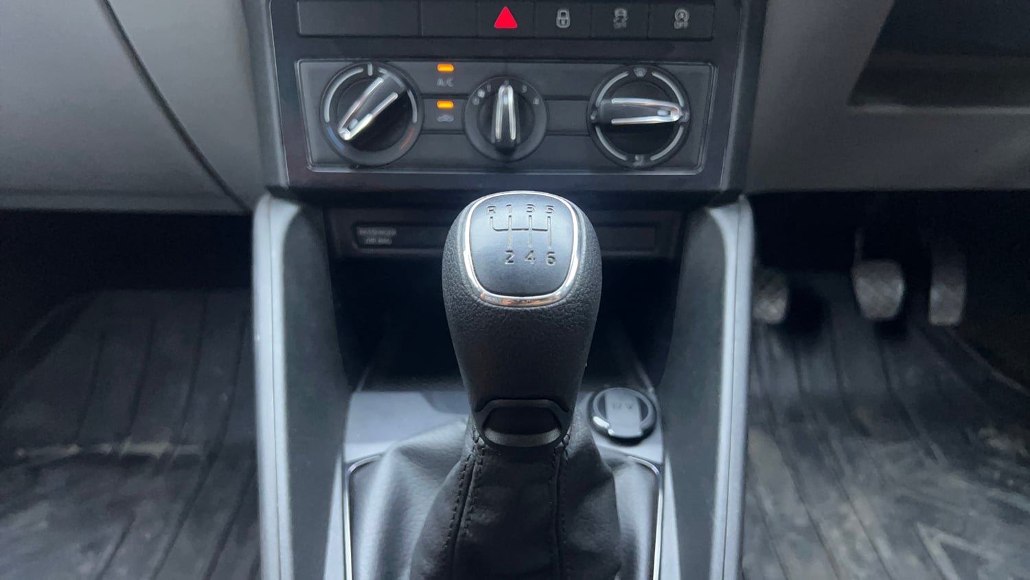 Used 2026 Skoda Kylaq Classic+ 1.0 TSI MT Petrol Manual interior GEAR  KNOB VIEW