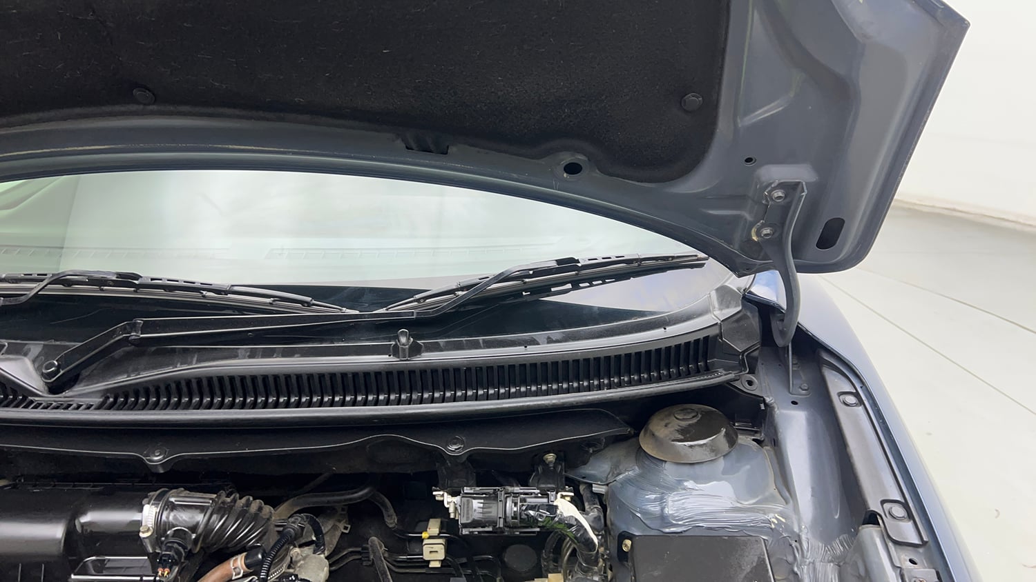 Used 2016 Maruti Suzuki Baleno Zeta 1.2 Petrol Manual engine ENGINE LEFT SIDE HINGE & APRON VIEW