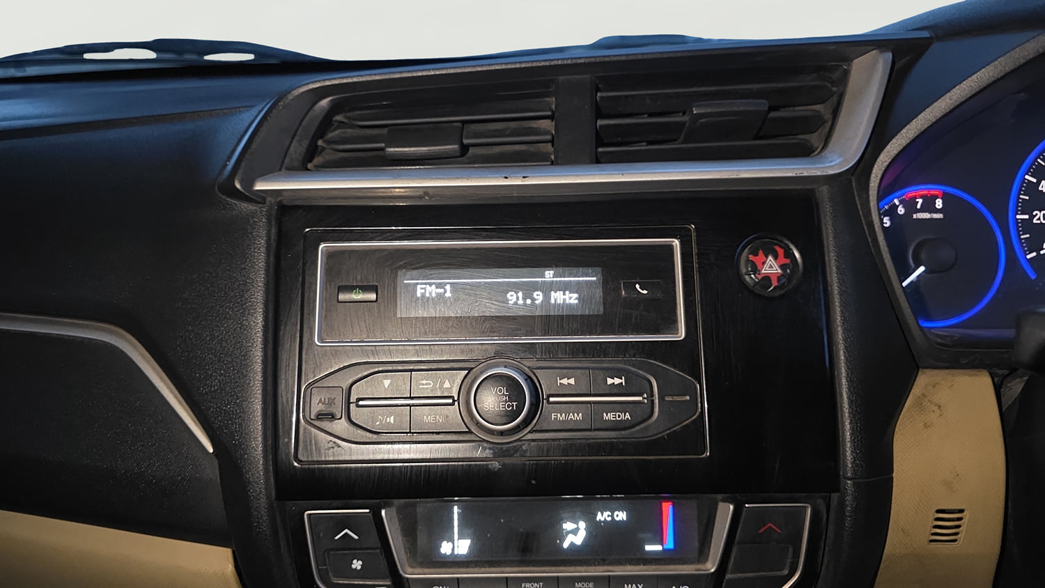 Used 2016 Honda Amaze 1.2 S i-VTEC Petrol Manual interior MUSIC SYSTEM & AC CONTROL VIEW
