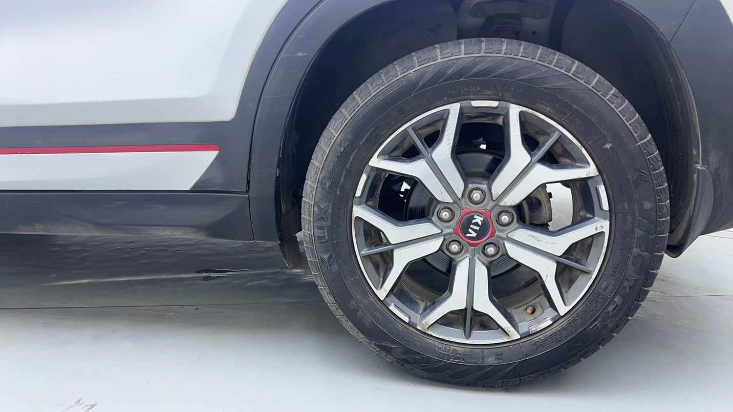 Used 2020 kia Seltos GTX Plus DCT 1.4 Petrol Automatic tyres LEFT REAR TYRE RIM VIEW