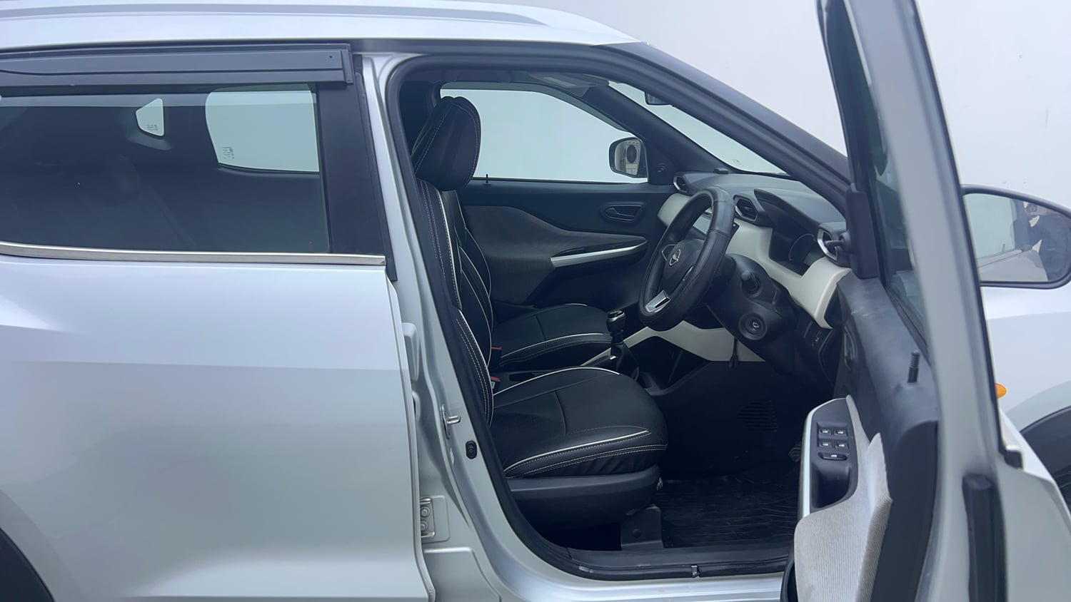 Used 2023 Nissan Magnite XE Petrol Manual interior RIGHT SIDE FRONT DOOR CABIN VIEW