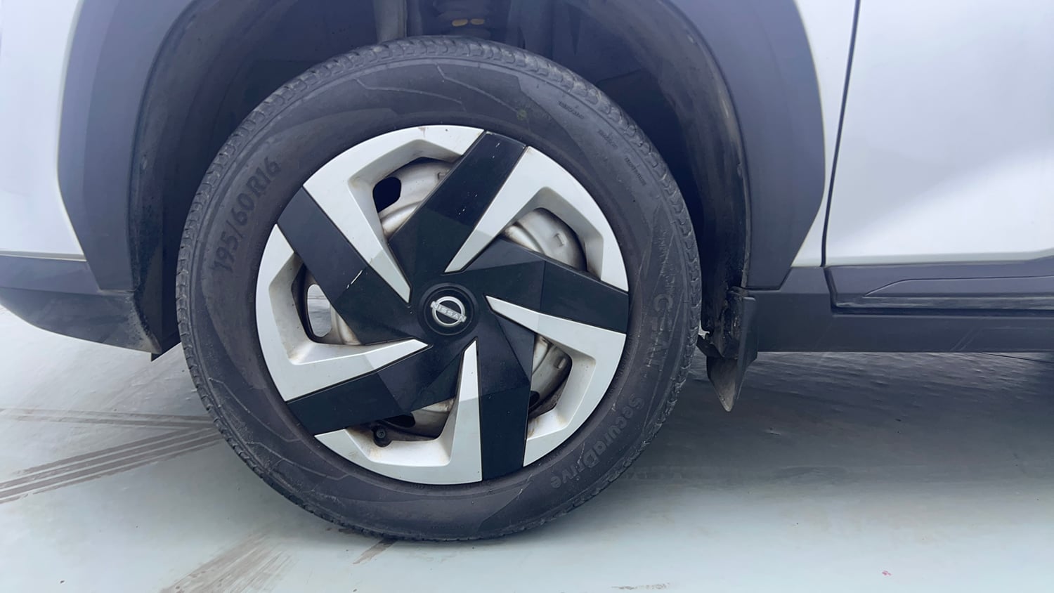 Used 2023 Nissan Magnite XE Petrol Manual tyres LEFT FRONT TYRE RIM VIEW