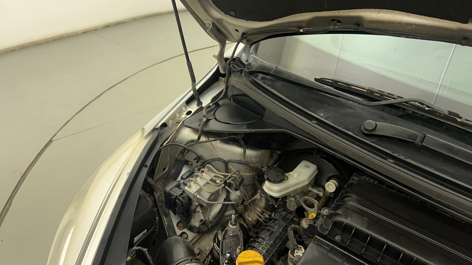 Used 2018 Tata Tigor Revotron XT Petrol Manual engine ENGINE RIGHT SIDE HINGE & APRON VIEW