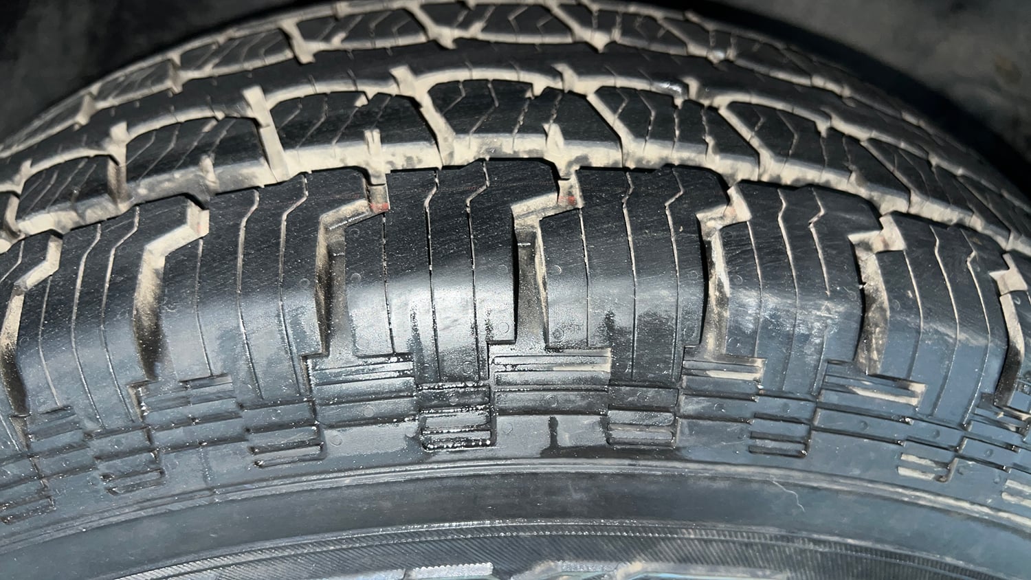 Used 2022 Tata Harrier XTA Plus Dark Edition Diesel Automatic tyres RIGHT FRONT TYRE TREAD VIEW