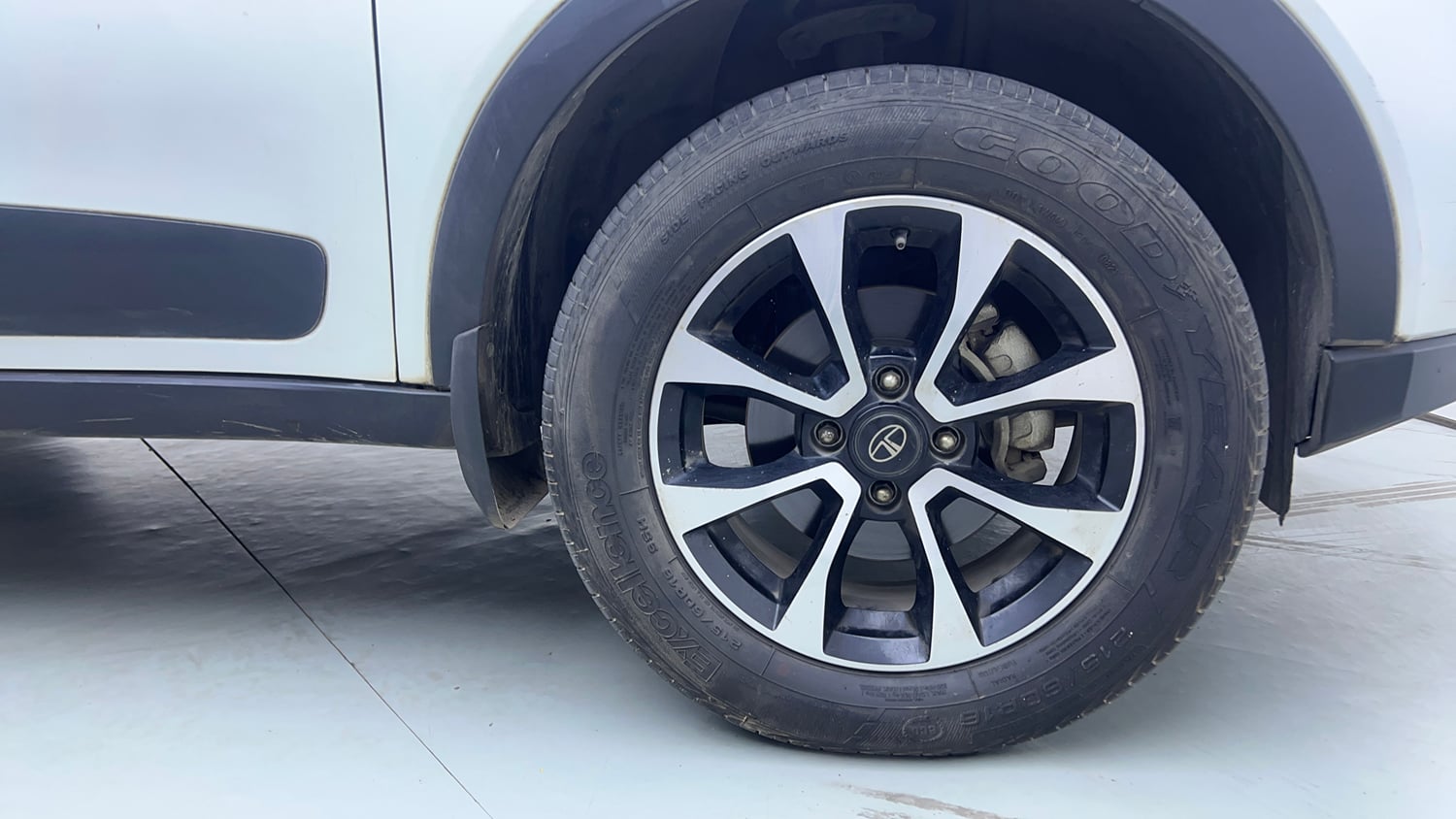 Used 2021 Tata Nexon XZA Plus Dual Tone Petrol Automatic tyres RIGHT FRONT TYRE RIM VIEW