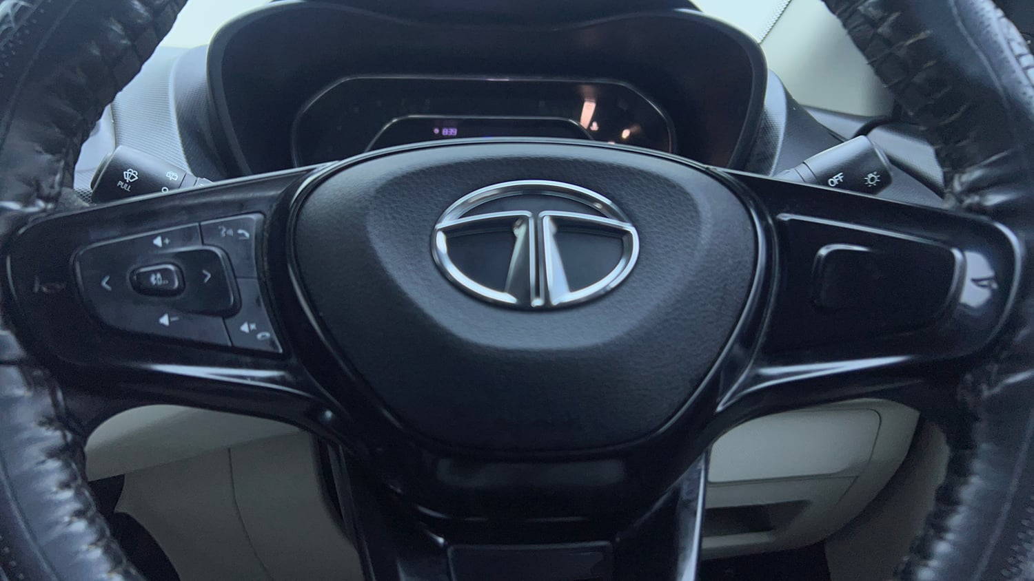 Used 2021 Tata Nexon XZA Plus Dual Tone Petrol Automatic top_features Airbags