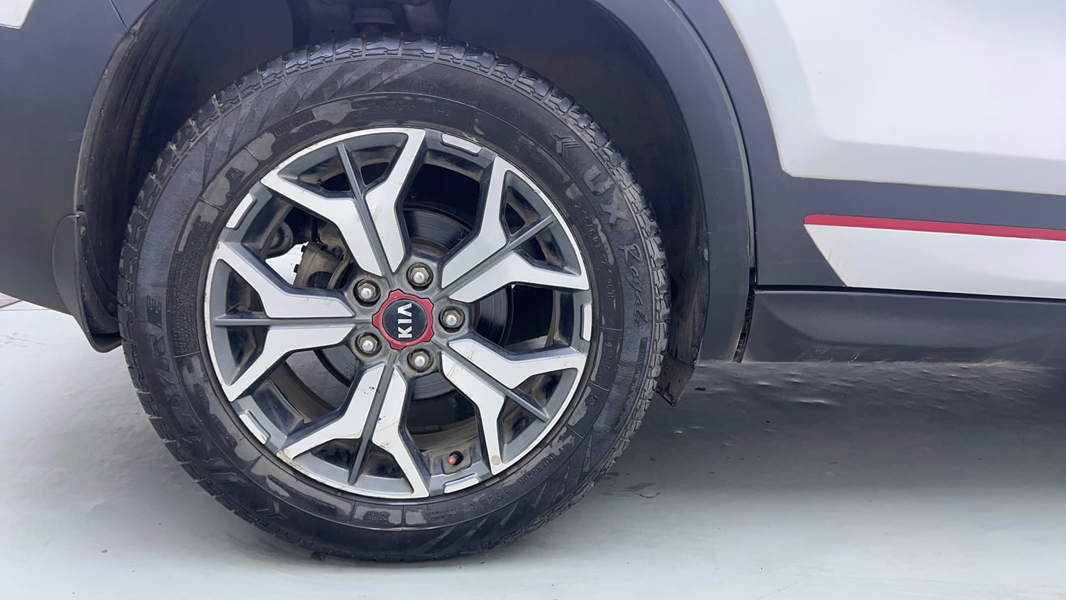 Used 2020 kia Seltos GTX Plus DCT 1.4 Petrol Automatic tyres RIGHT REAR TYRE RIM VIEW