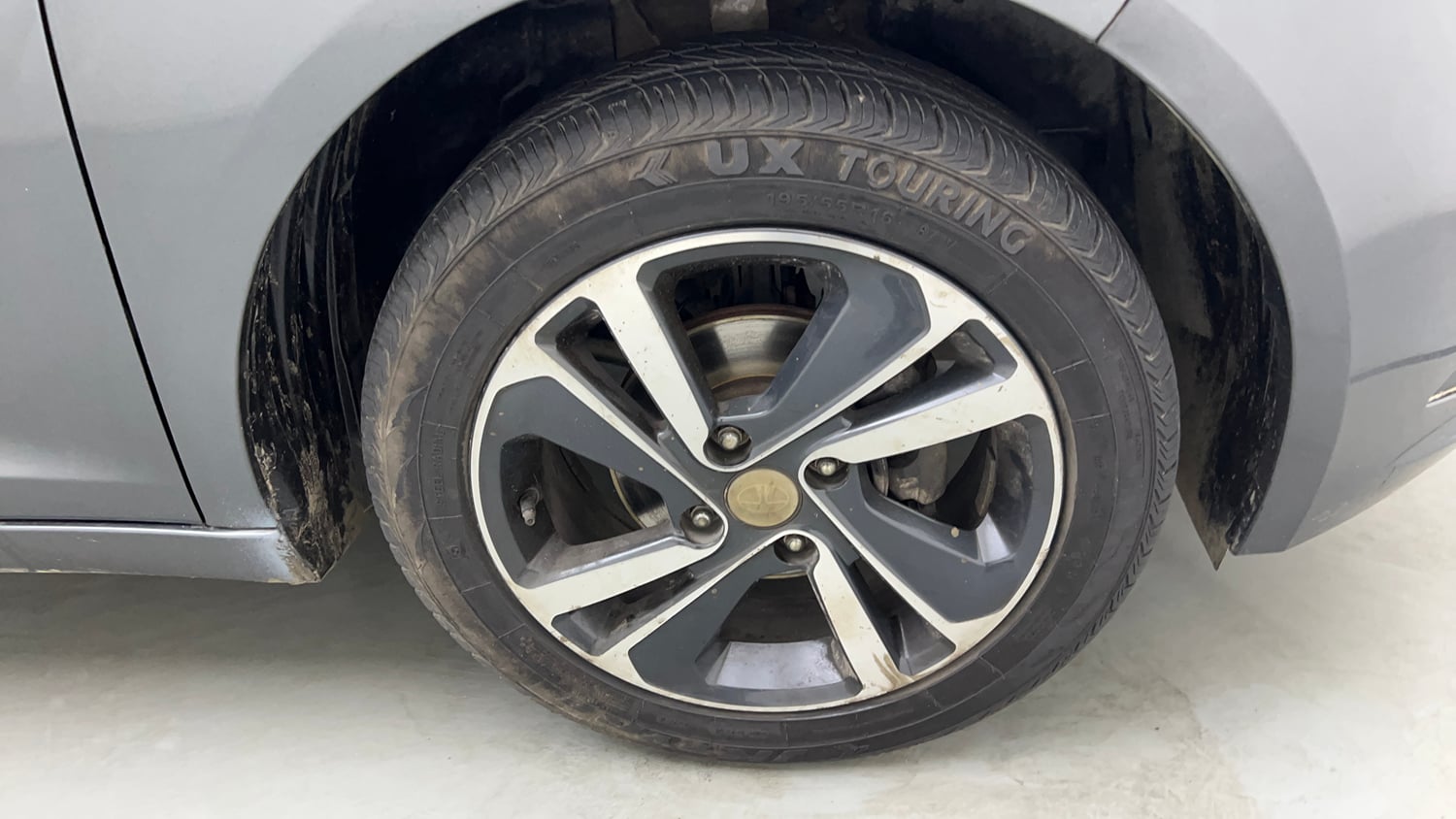 Used 2024 Tata Altroz XZ iCNG Cng Manual tyres RIGHT FRONT TYRE RIM VIEW