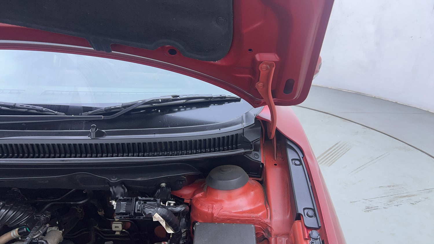 Used 2021 Maruti Suzuki Baleno Zeta Petrol Manual engine ENGINE LEFT SIDE HINGE & APRON VIEW