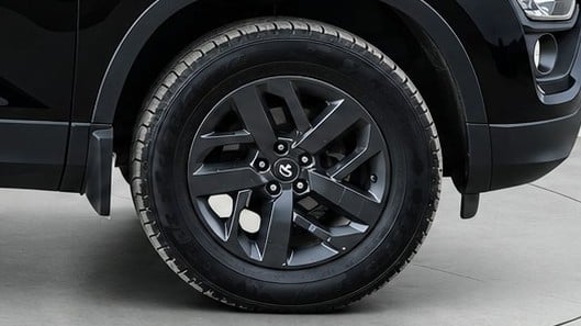 Used 2023 Tata Harrier XT Plus Dark Editon Diesel Manual tyres RIGHT FRONT TYRE TREAD VIEW