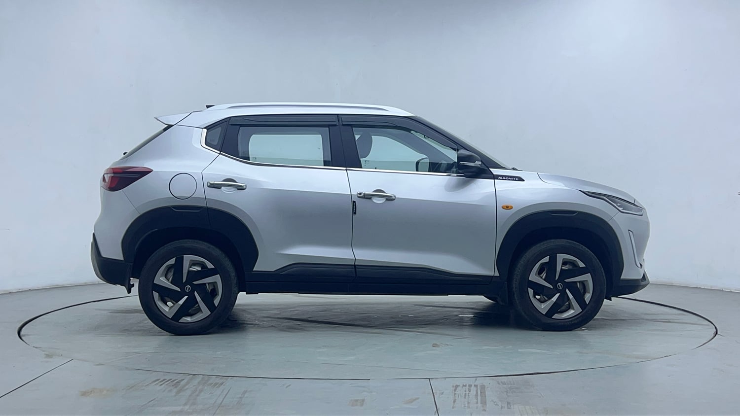 Used 2023 Nissan Magnite XE Petrol Manual exterior RIGHT SIDE VIEW