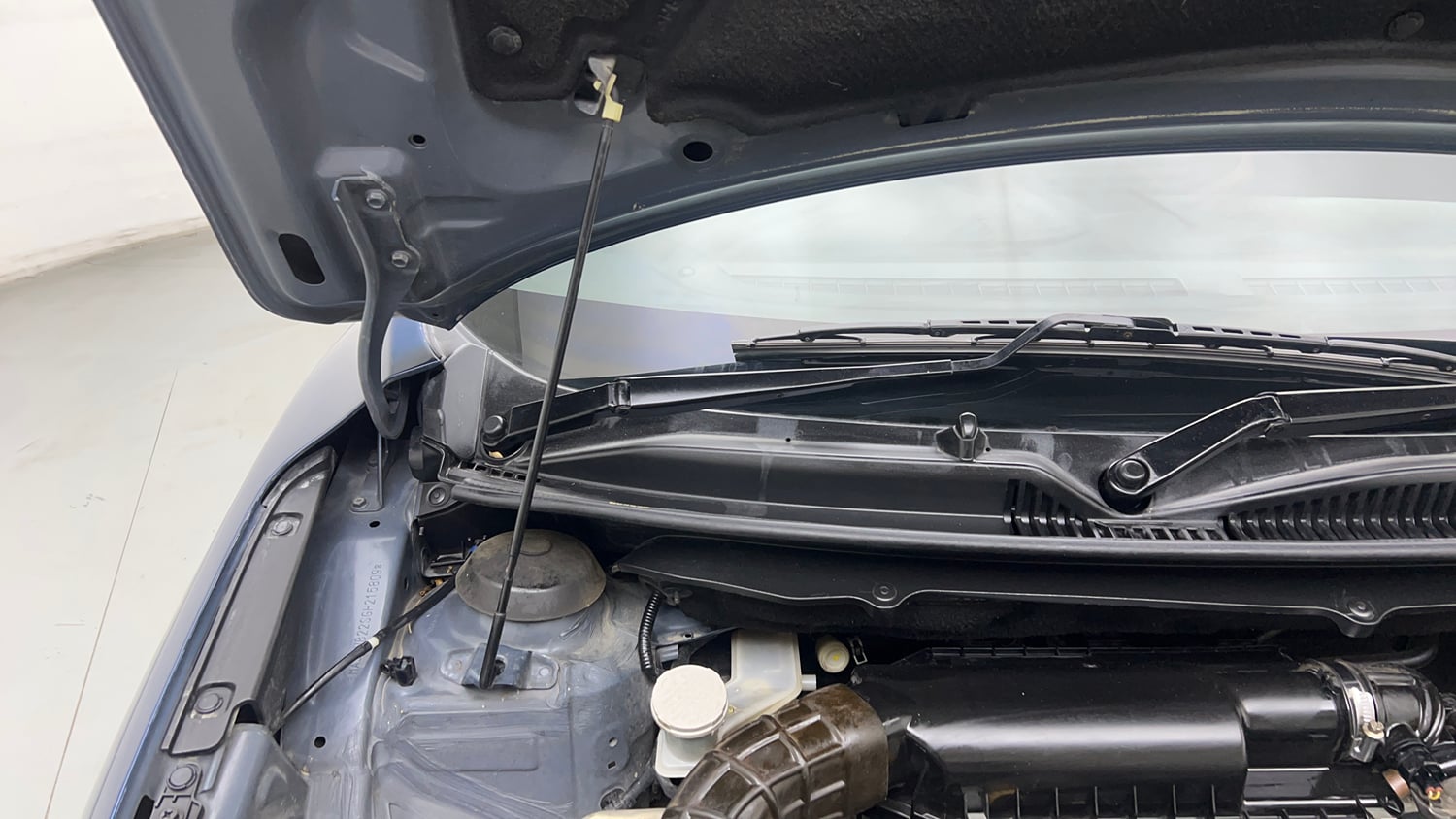 Used 2016 Maruti Suzuki Baleno Zeta 1.2 Petrol Manual engine ENGINE RIGHT SIDE HINGE & APRON VIEW