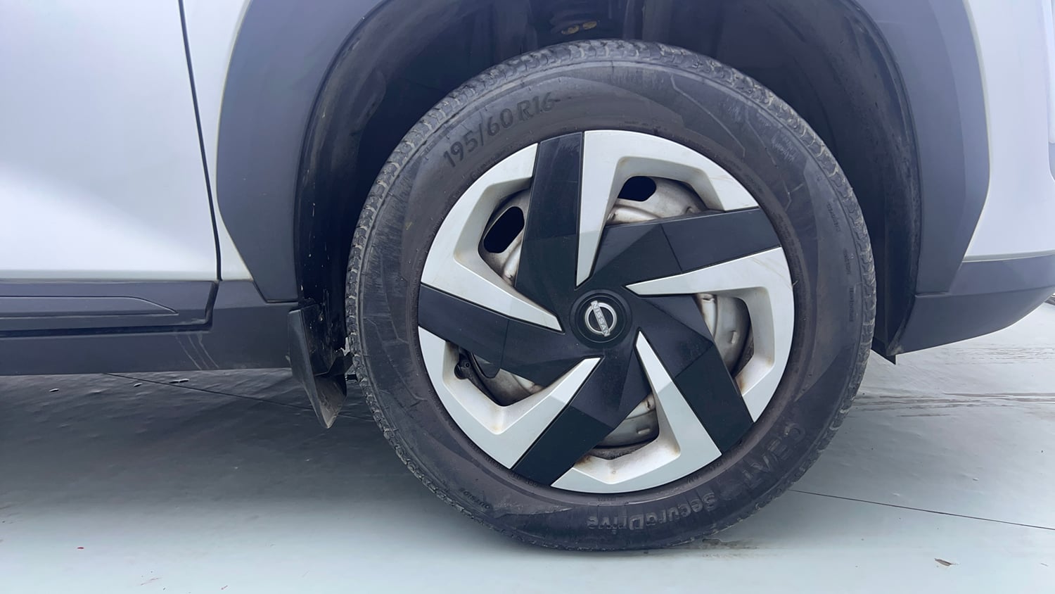 Used 2023 Nissan Magnite XE Petrol Manual tyres RIGHT FRONT TYRE RIM VIEW