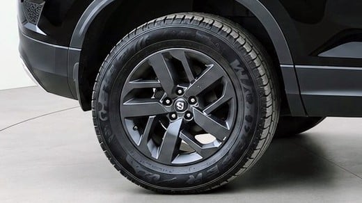 Used 2023 Tata Harrier XT Plus Dark Editon Diesel Manual tyres RIGHT REAR TYRE TREAD VIEW