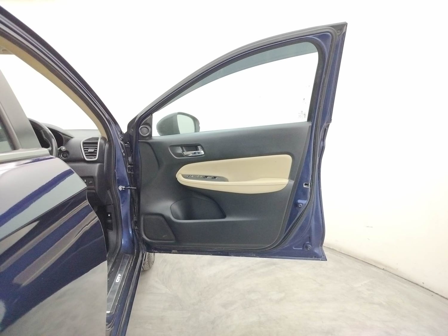 Used 2023 Honda City ZX Petrol CVT Petrol Automatic interior RIGHT FRONT DOOR OPEN VIEW