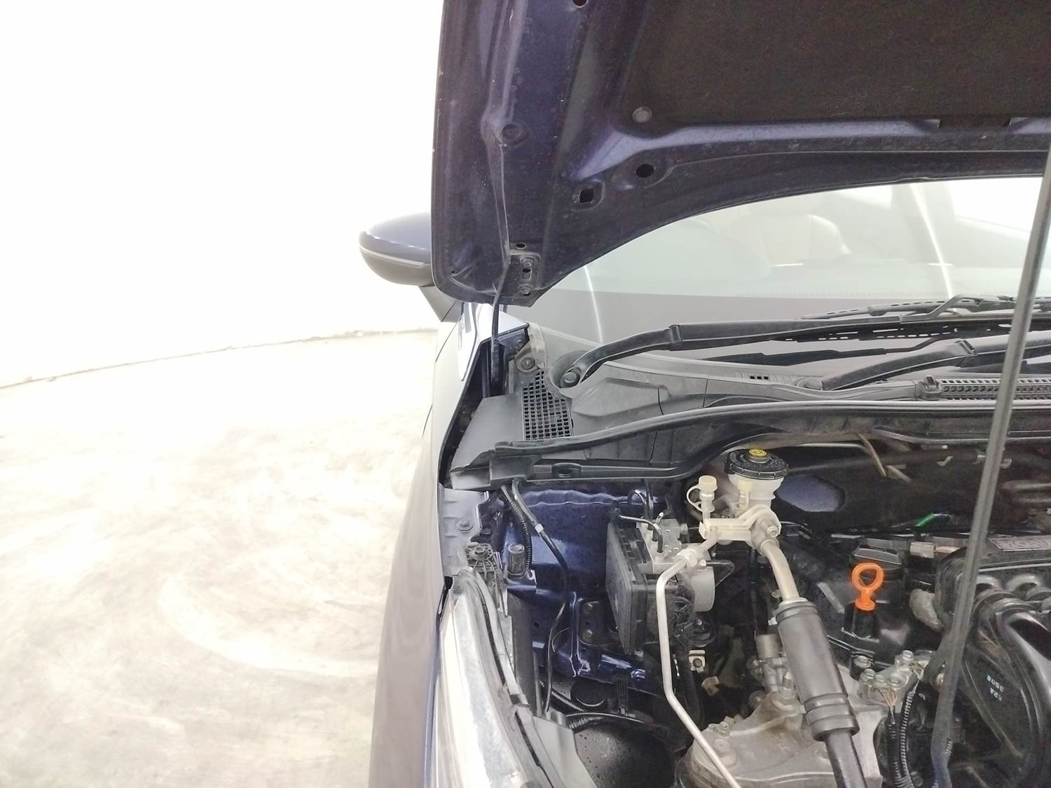 Used 2023 Honda City ZX Petrol CVT Petrol Automatic engine ENGINE RIGHT SIDE HINGE & APRON VIEW