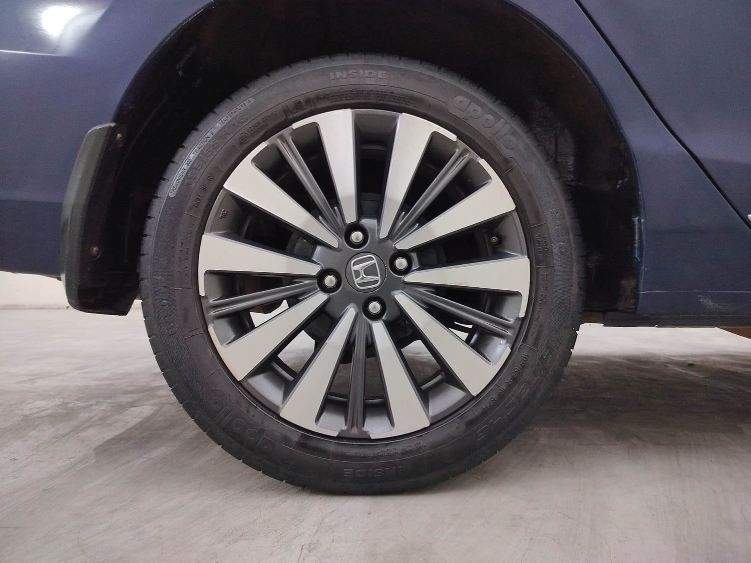 Used 2023 Honda City ZX Petrol CVT Petrol Automatic tyres RIGHT REAR TYRE RIM VIEW