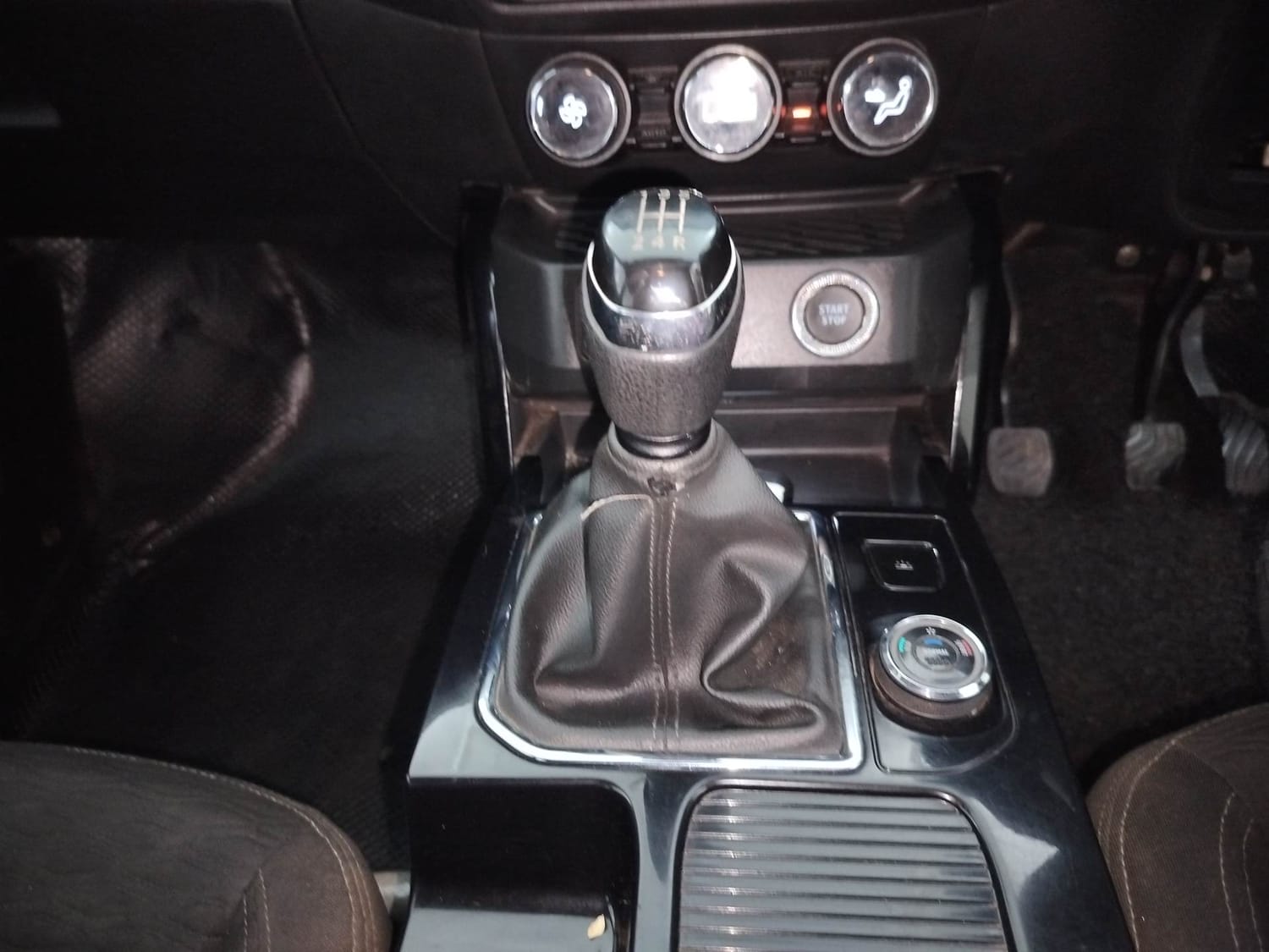 Used 2021 Renault Kiger RXZ 1.0 Turbo MT Petrol Manual interior GEAR  KNOB VIEW